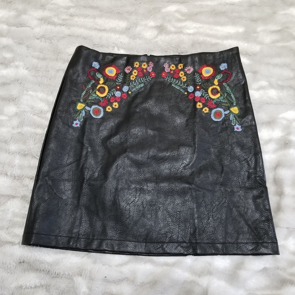 Jeuvre Faux Leather Embroidered Mini Skirt Black M
